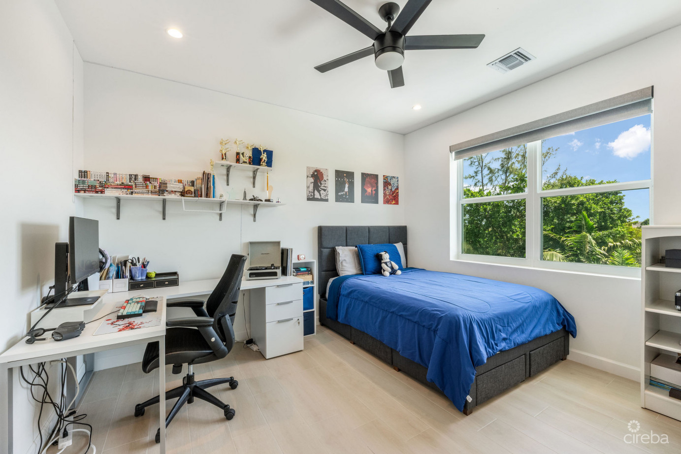 The Lakes Executive Family Home With Pool