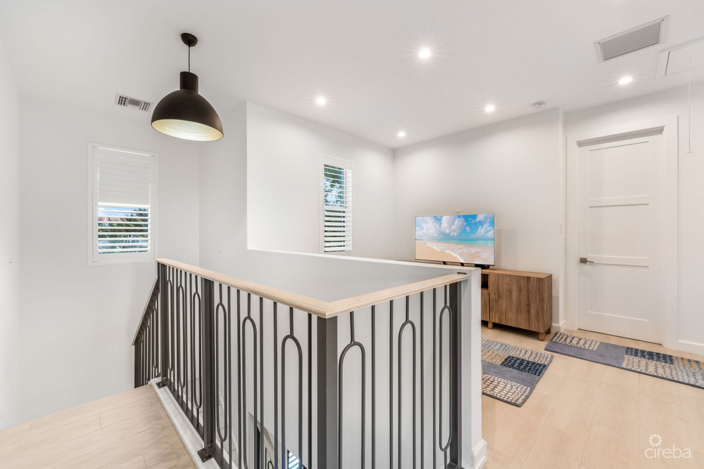 The Lakes Executive Family Home With Pool