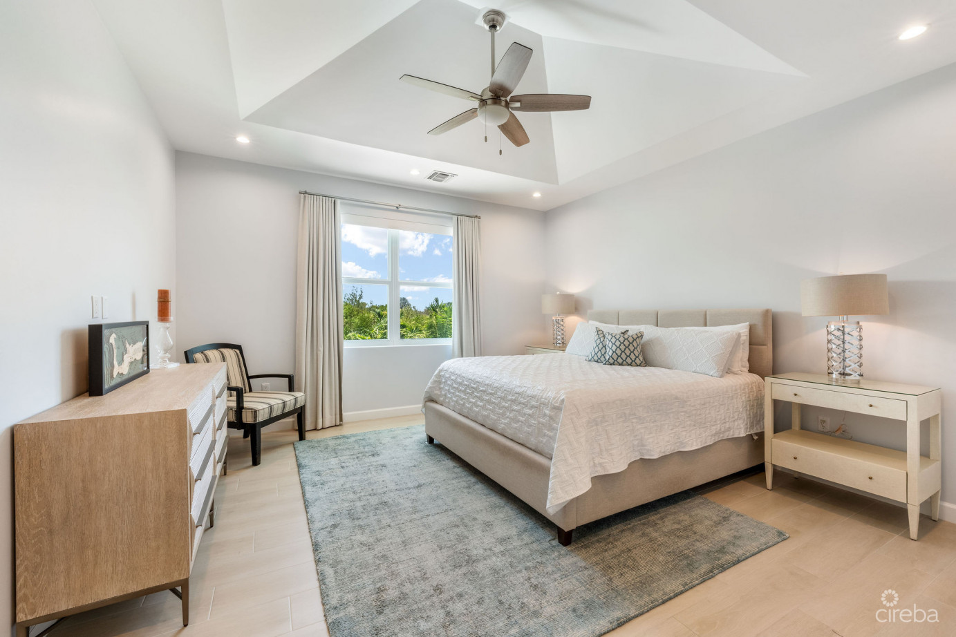 The Lakes Executive Family Home With Pool