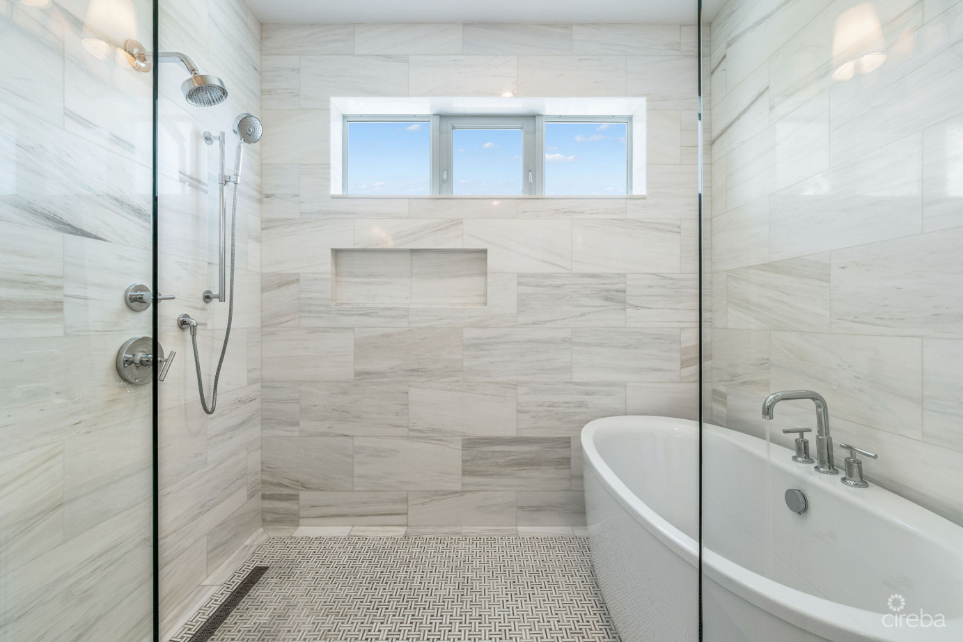 The Lakes Executive Family Home With Pool