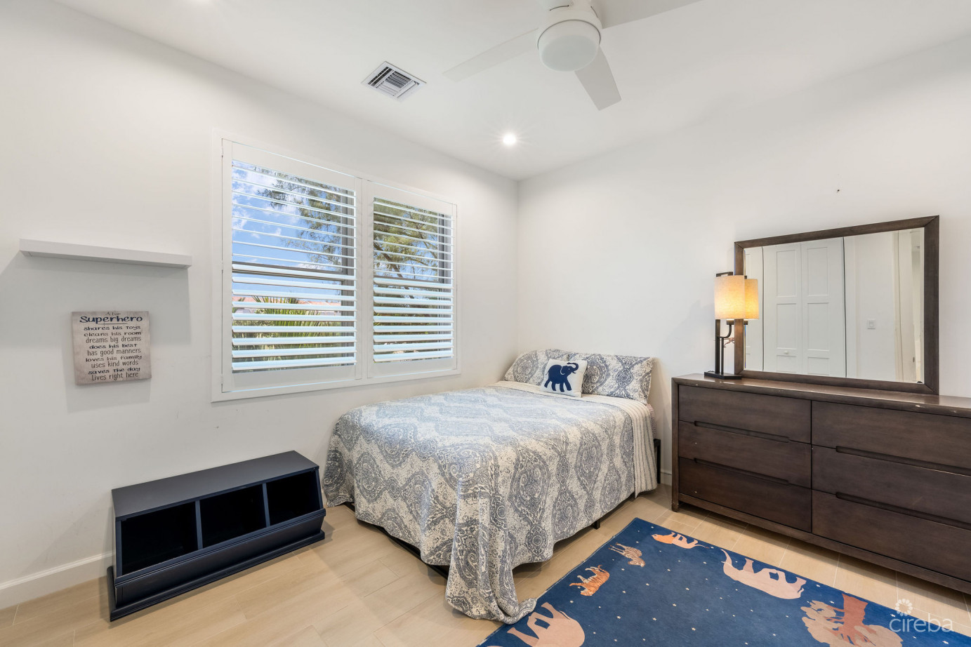 The Lakes Executive Family Home With Pool