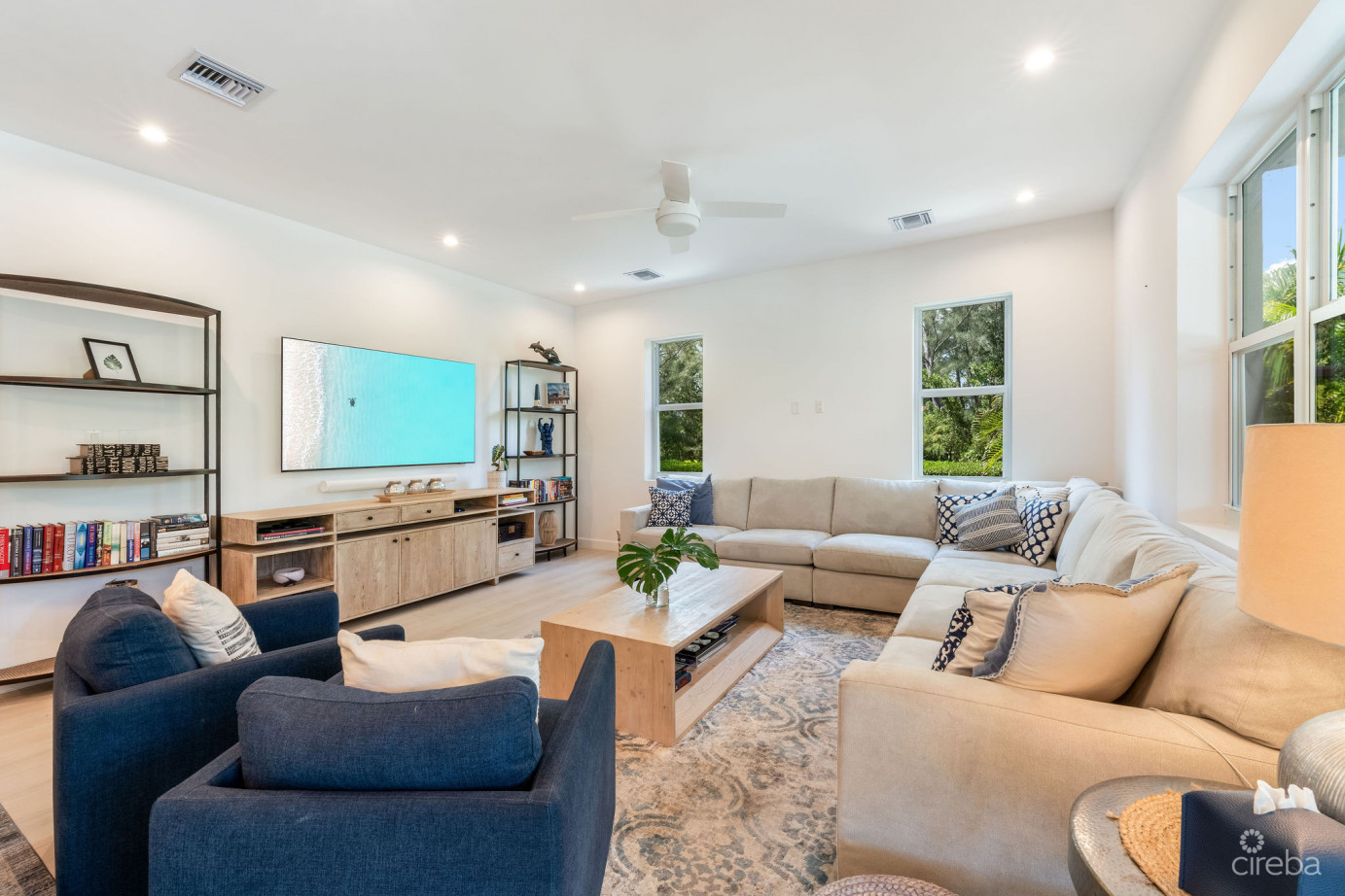 The Lakes Executive Family Home With Pool