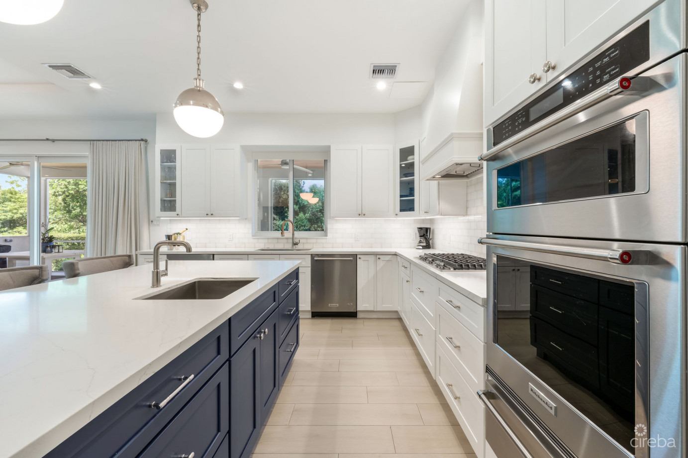 The Lakes Executive Family Home With Pool