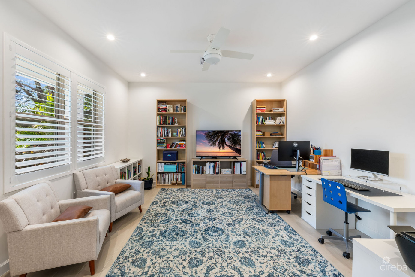 The Lakes Executive Family Home With Pool