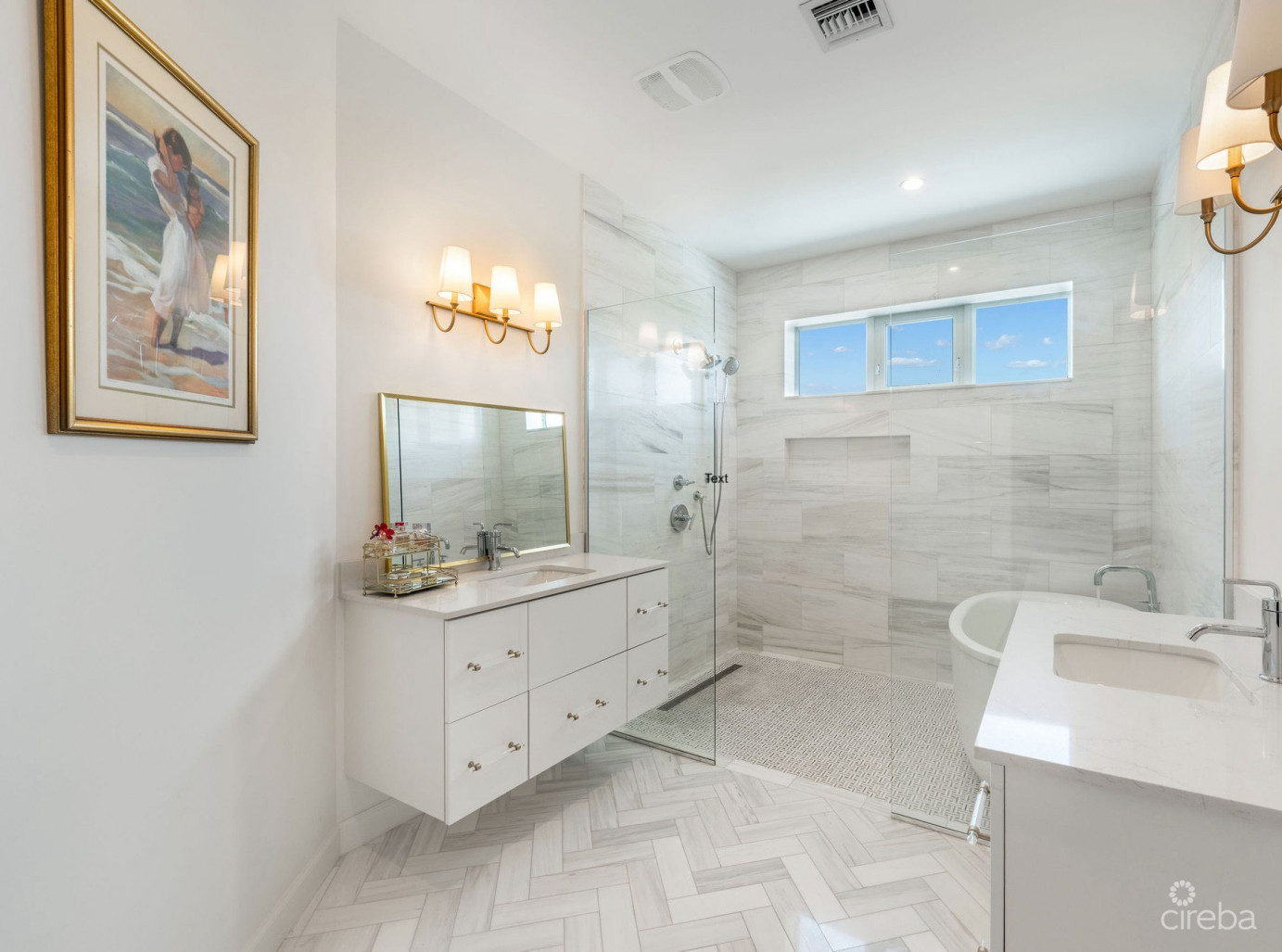 The Lakes Executive Family Home With Pool