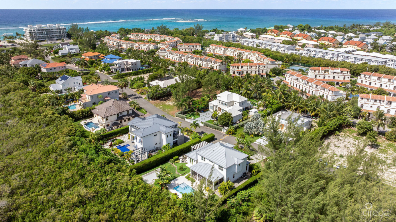The Lakes Executive Family Home With Pool