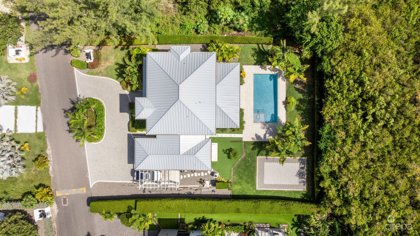 The Lakes Executive Family Home With Pool