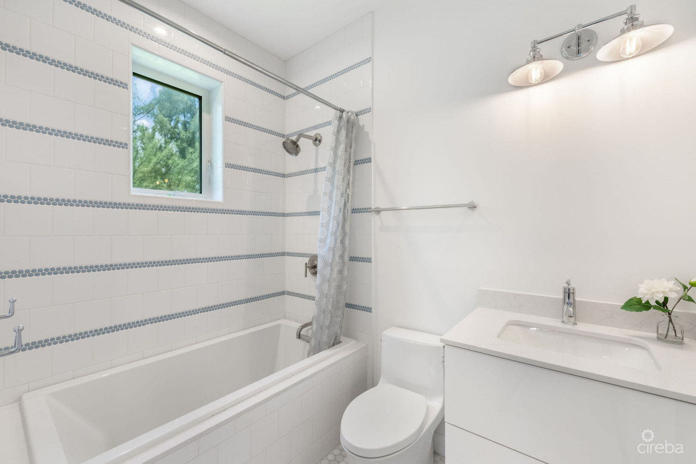 The Lakes Executive Family Home With Pool