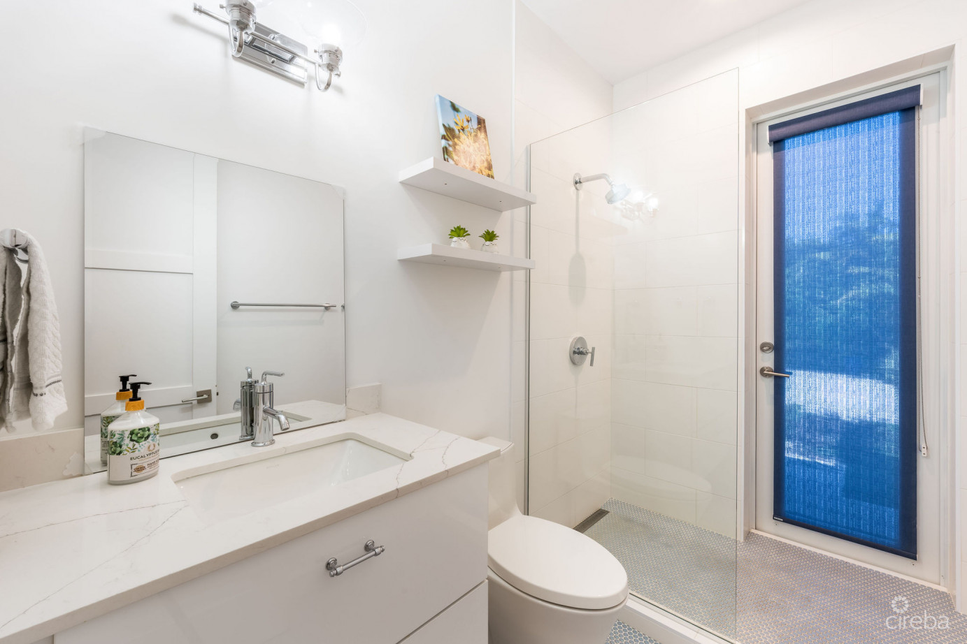 The Lakes Executive Family Home With Pool