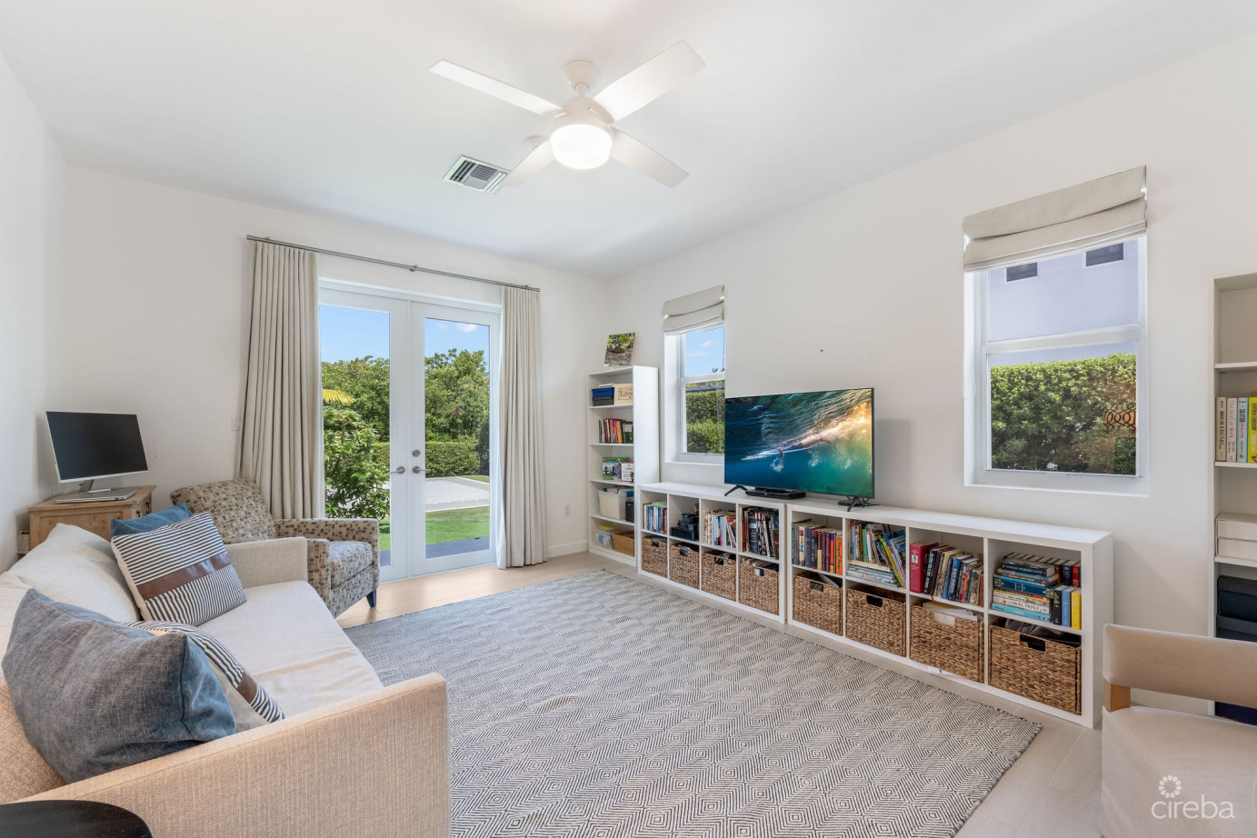 The Lakes Executive Family Home With Pool