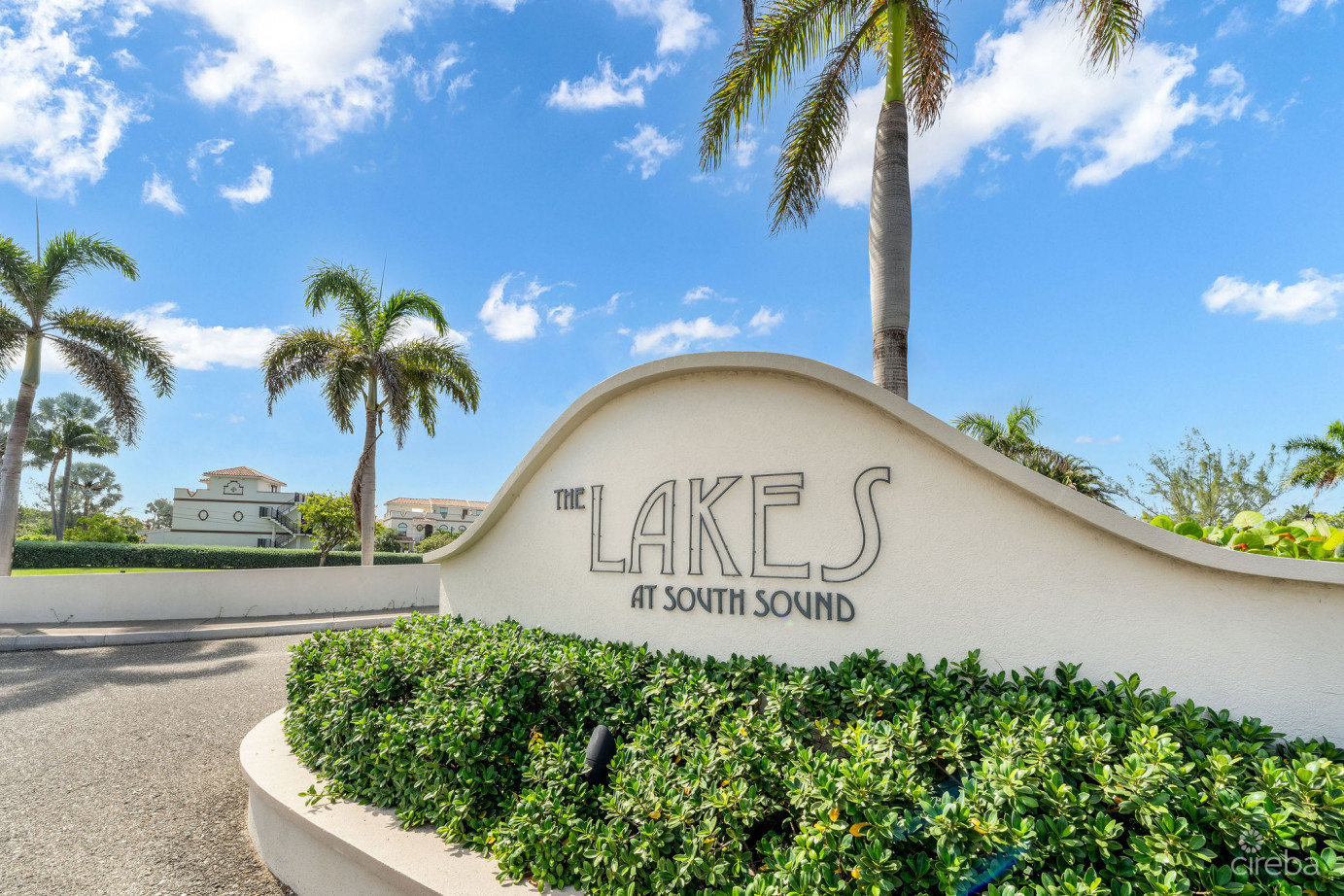 The Lakes Executive Family Home With Pool