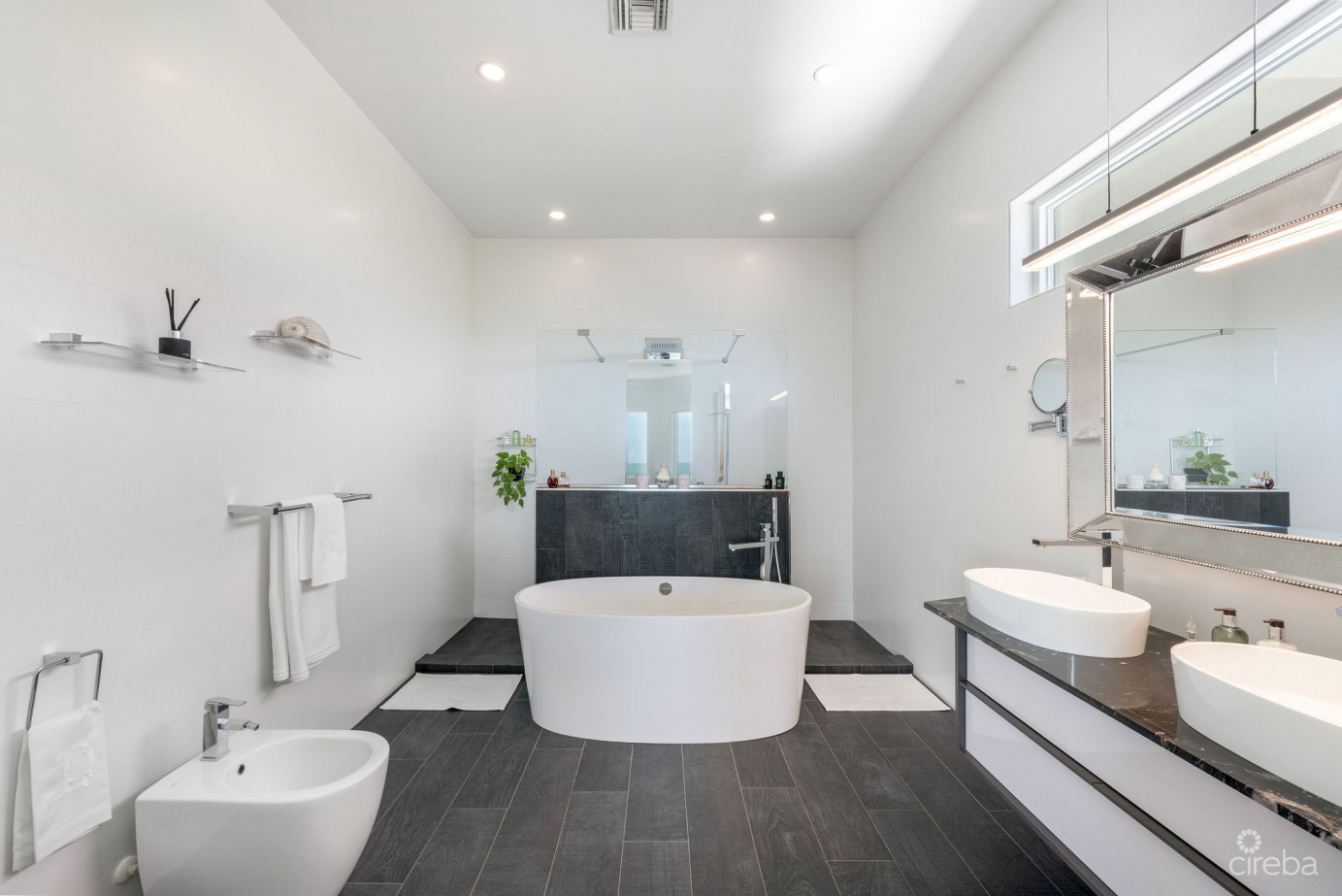 Chiaro Di Luna, A Luxury Ocean Front Estate In Vista Del Mar