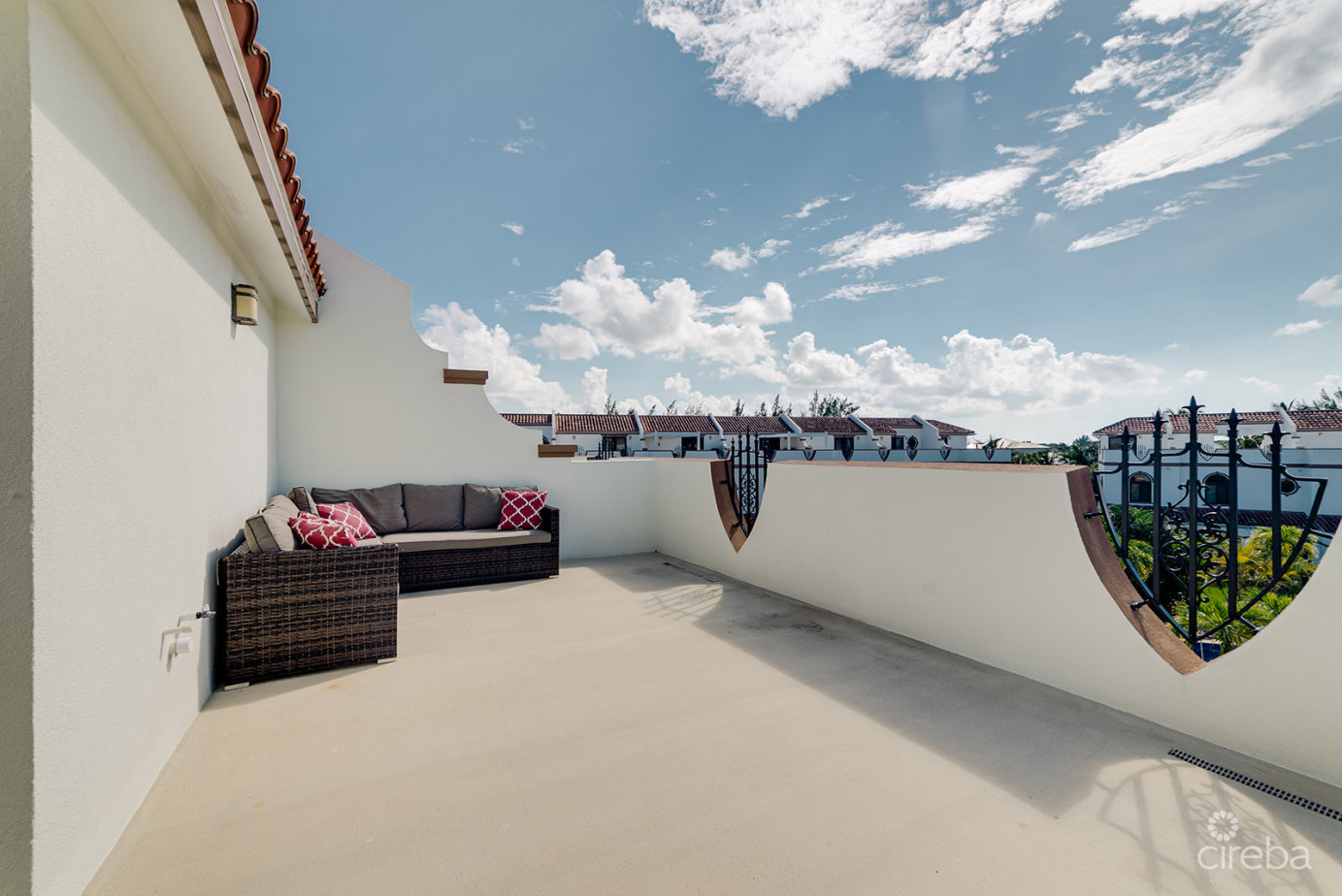 San Sebastian One Bed And Den With Roof Terrace