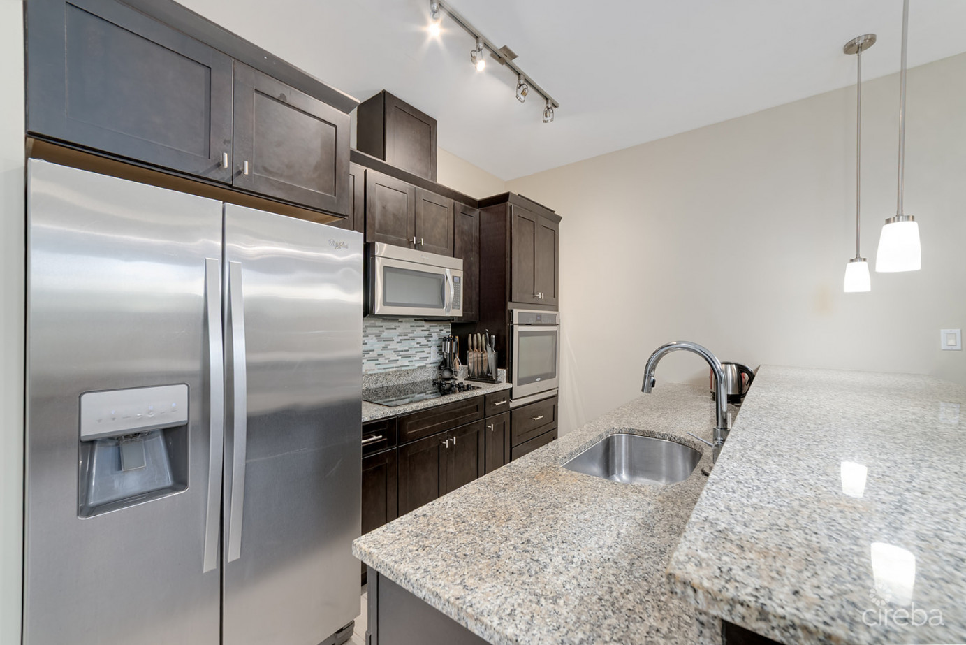 San Sebastian One Bed And Den With Roof Terrace