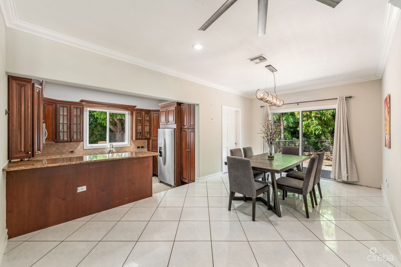 Spacious 4-bedroom Home In Tropical Gardens