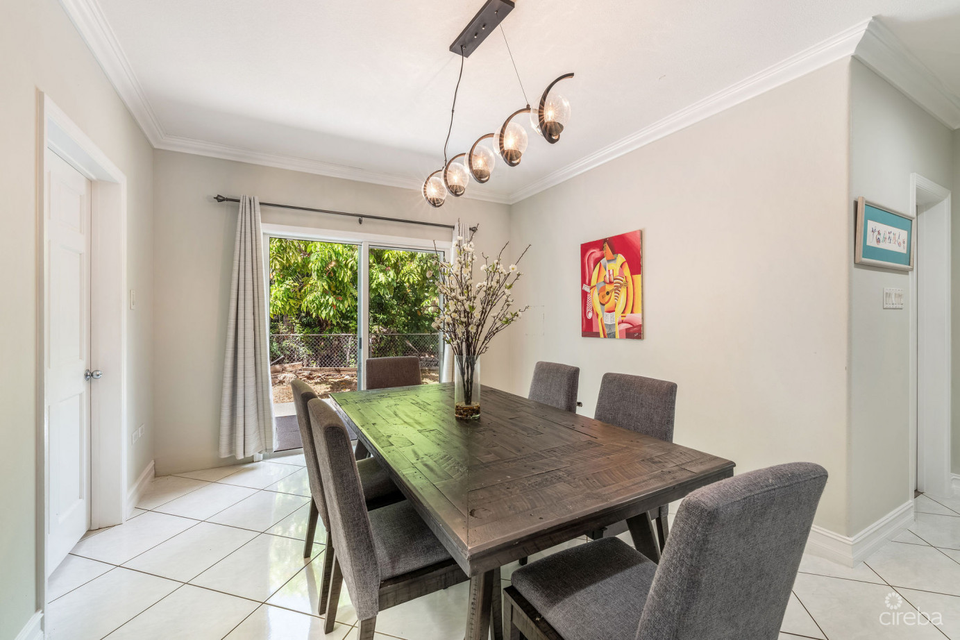 Spacious 4-bedroom Home In Tropical Gardens