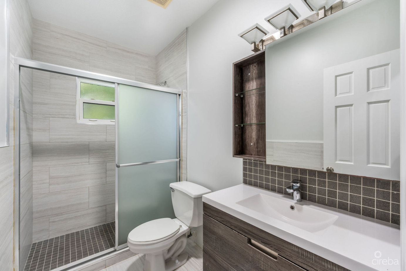 Spacious 4-bedroom Home In Tropical Gardens