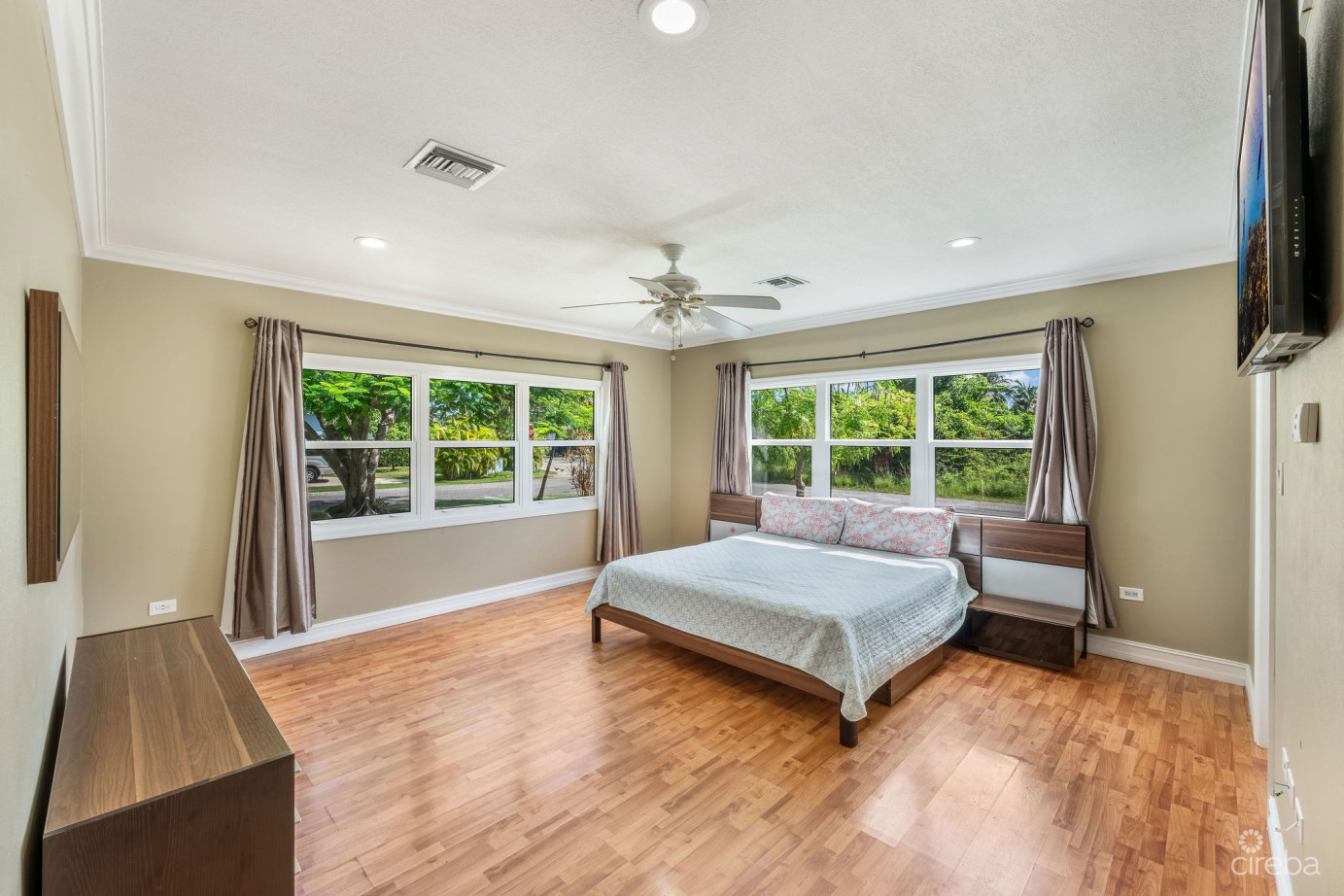 Spacious 4-bedroom Home In Tropical Gardens