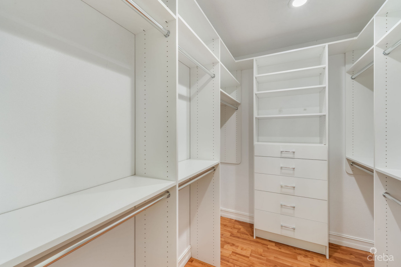 Spacious 4-bedroom Home In Tropical Gardens