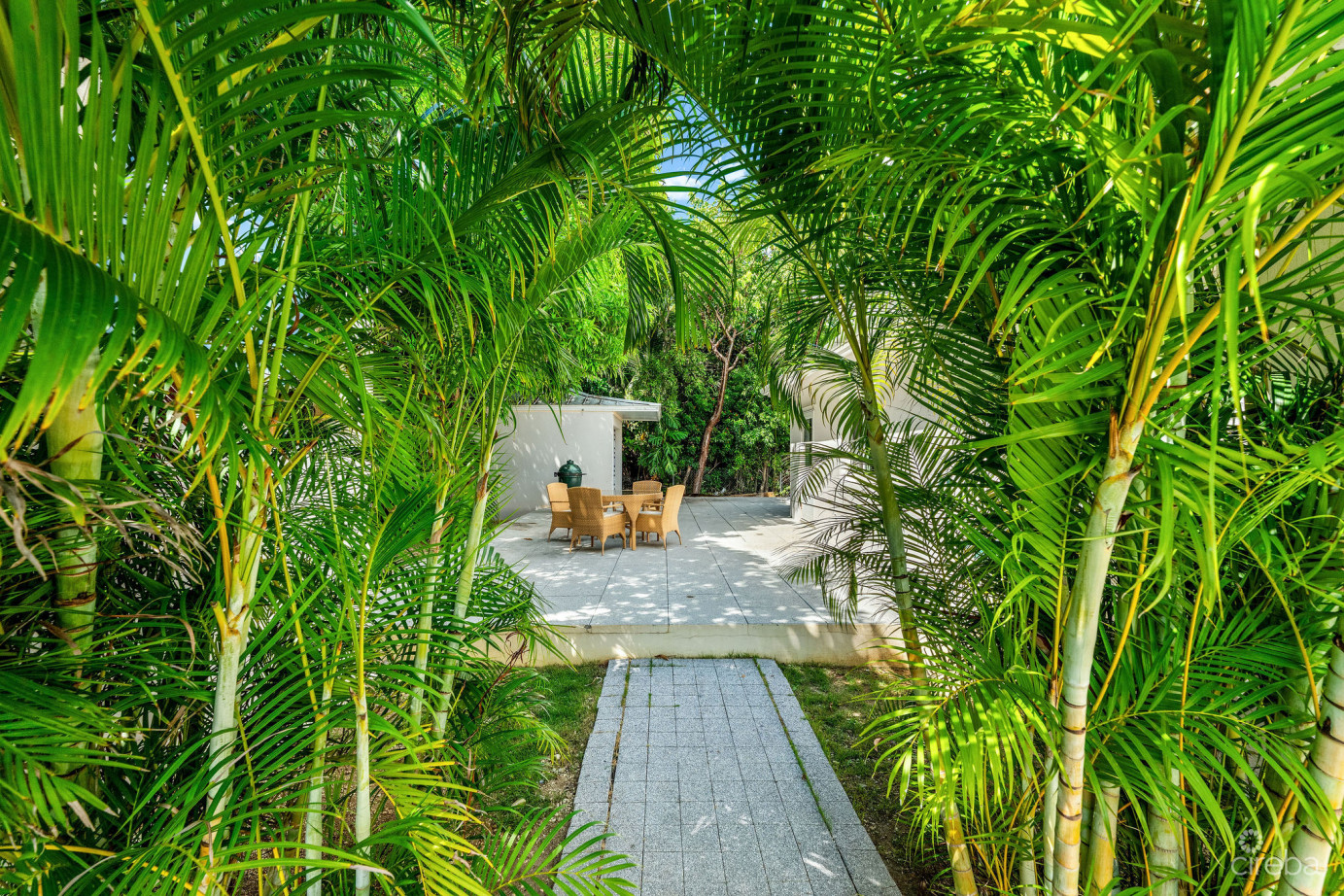 Spacious 4-bedroom Home In Tropical Gardens