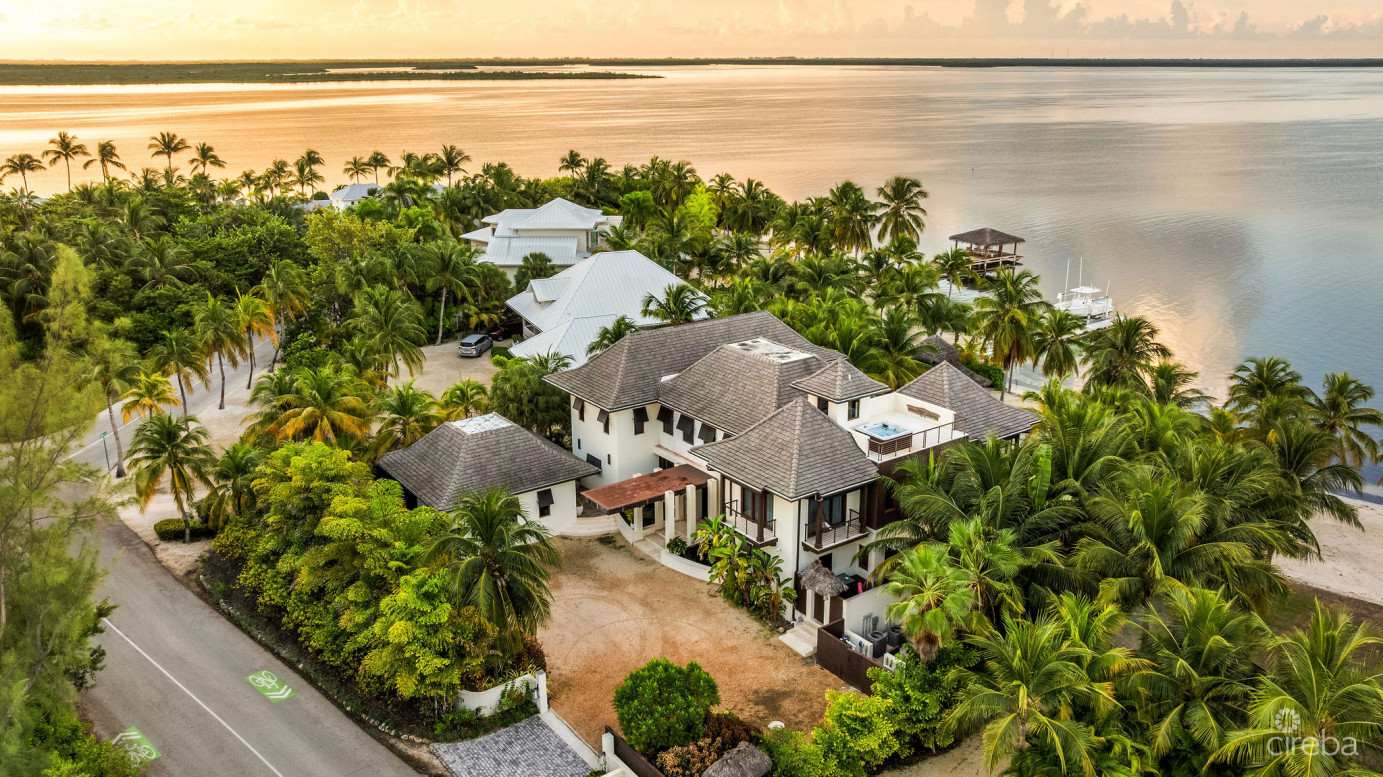 Kempa Kai, Beachfront Estate With 0.66 Acre Parcel