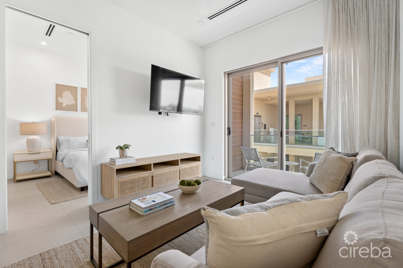 Harbour Walk 202  1 Bed + Den  Corner Unit