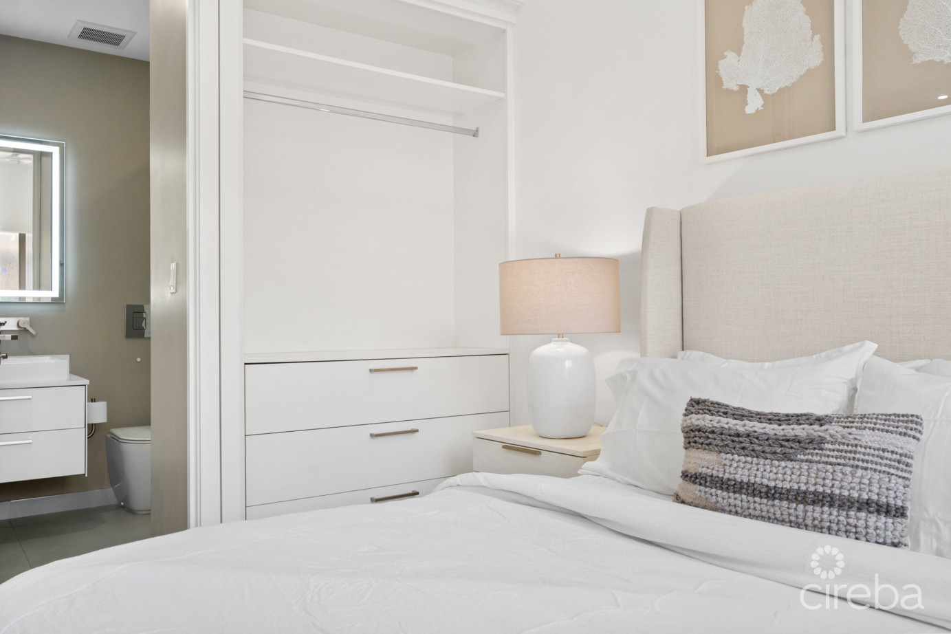 Harbour Walk 202  1 Bed + Den  Corner Unit