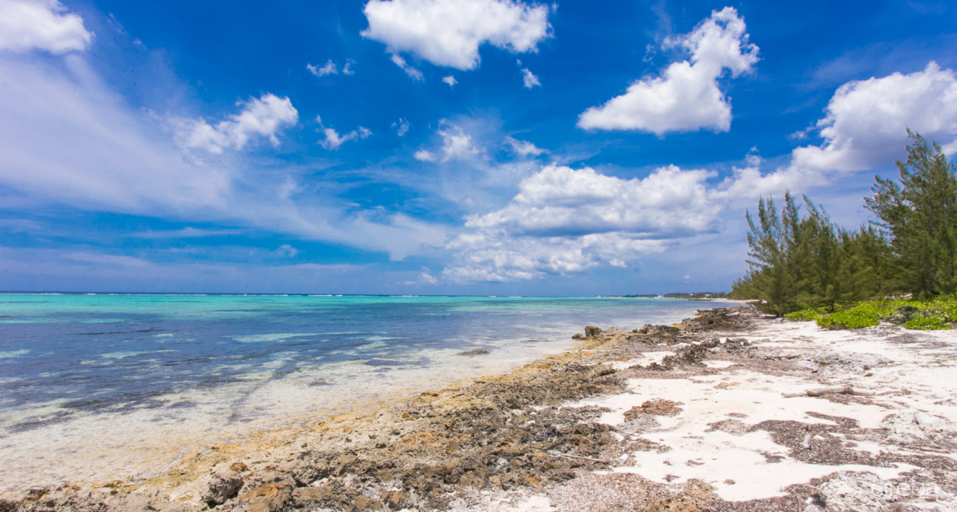 6 Bedroom Across From Beautiful Breakers Beach