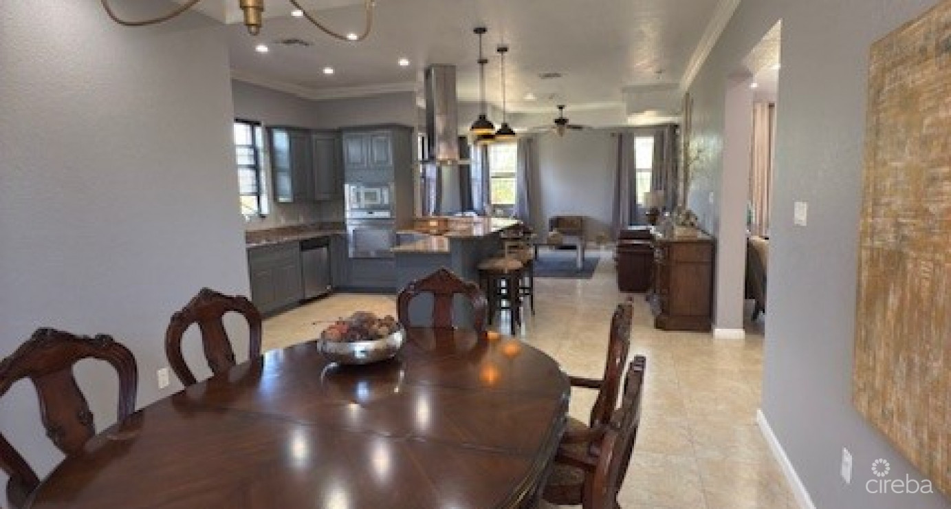 6 Bedroom Across From Beautiful Breakers Beach