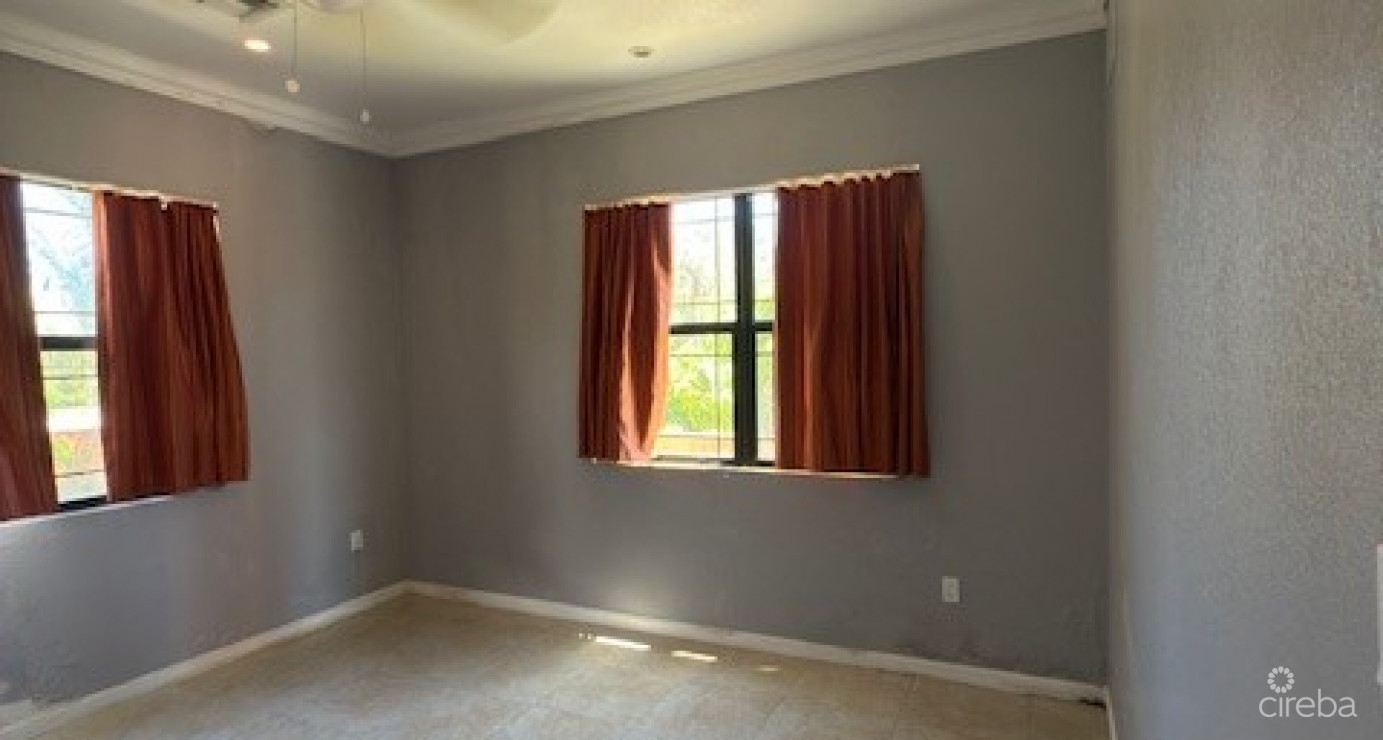 6 Bedroom Across From Beautiful Breakers Beach