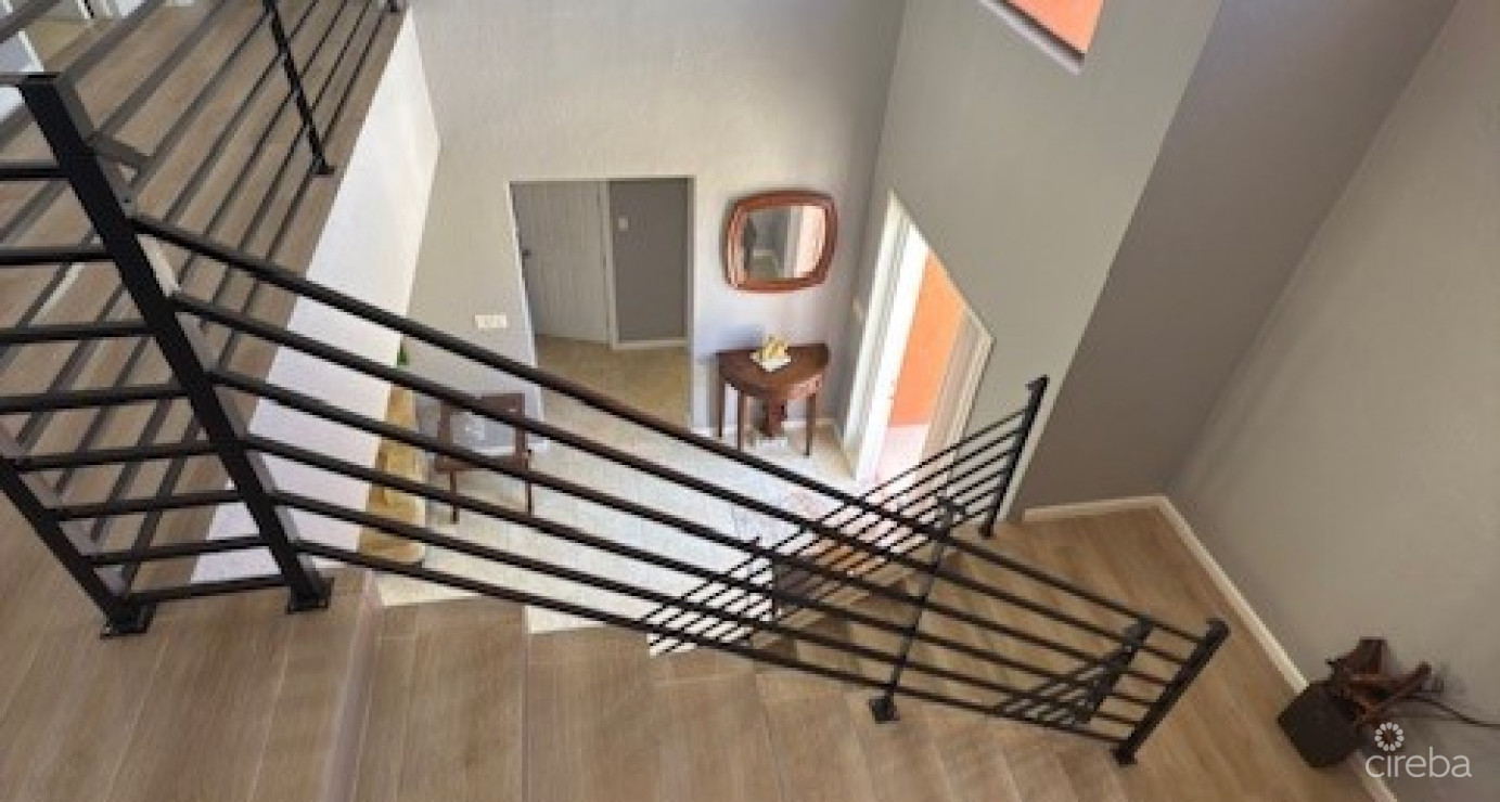 6 Bedroom Across From Beautiful Breakers Beach