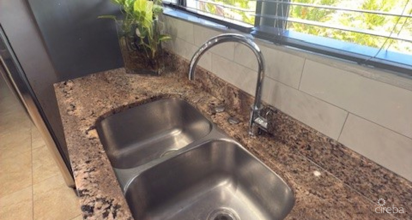 6 Bedroom Across From Beautiful Breakers Beach