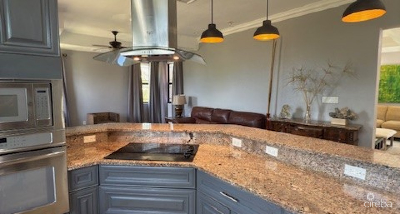 6 Bedroom Across From Beautiful Breakers Beach