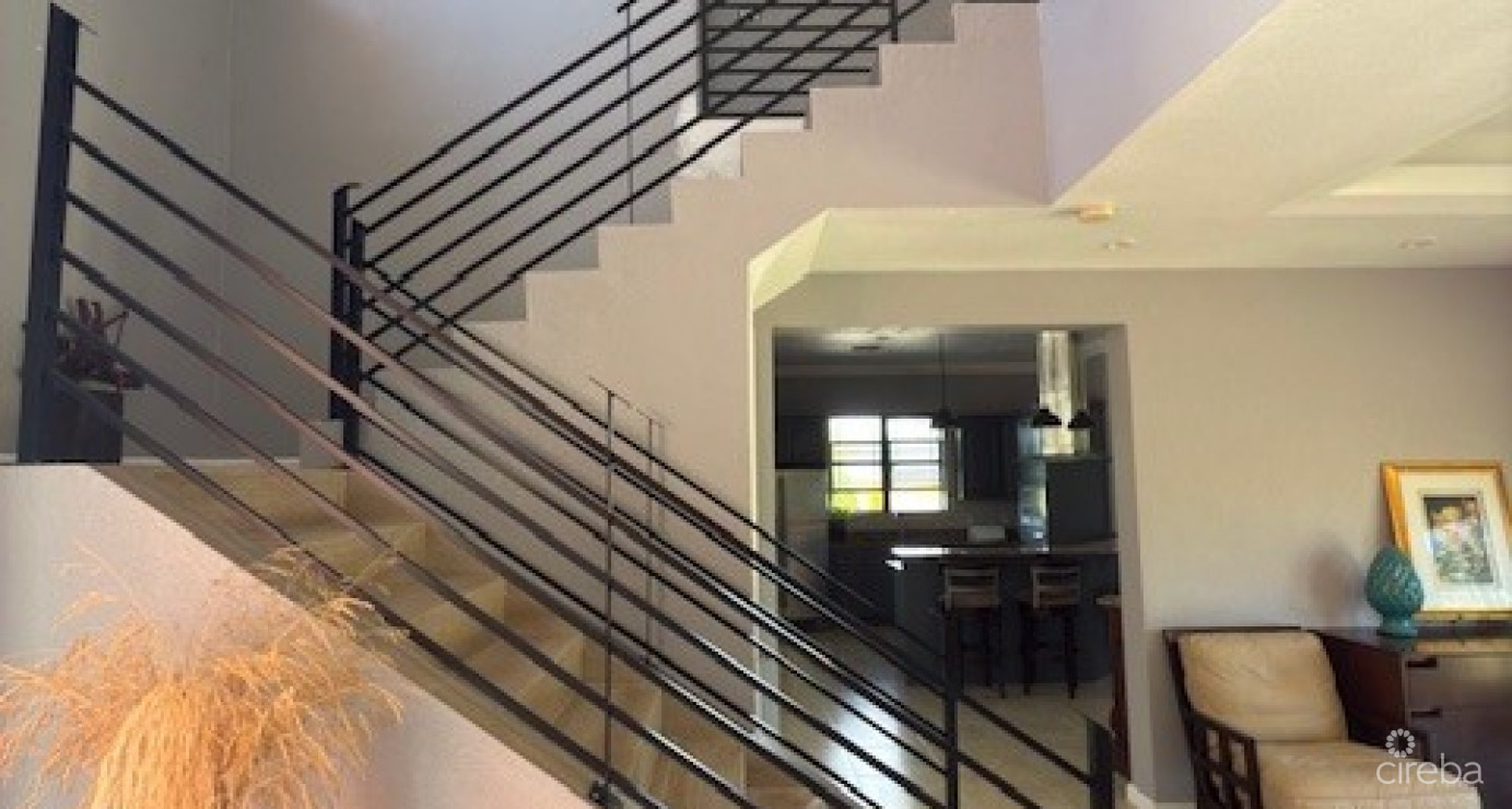 6 Bedroom Across From Beautiful Breakers Beach