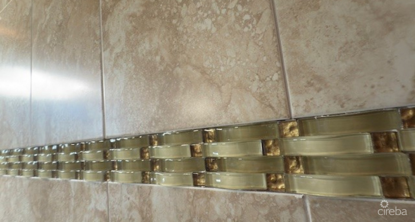 6 Bedroom Across From Beautiful Breakers Beach