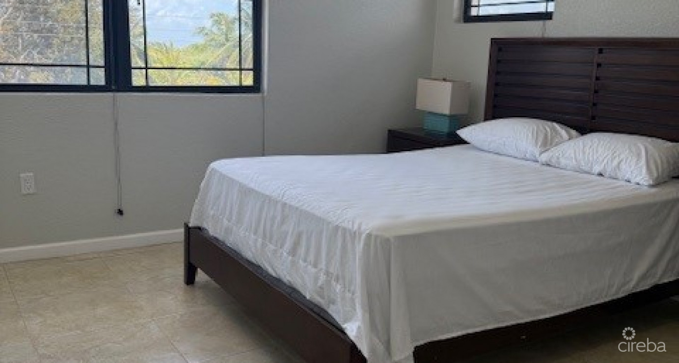 6 Bedroom Across From Beautiful Breakers Beach