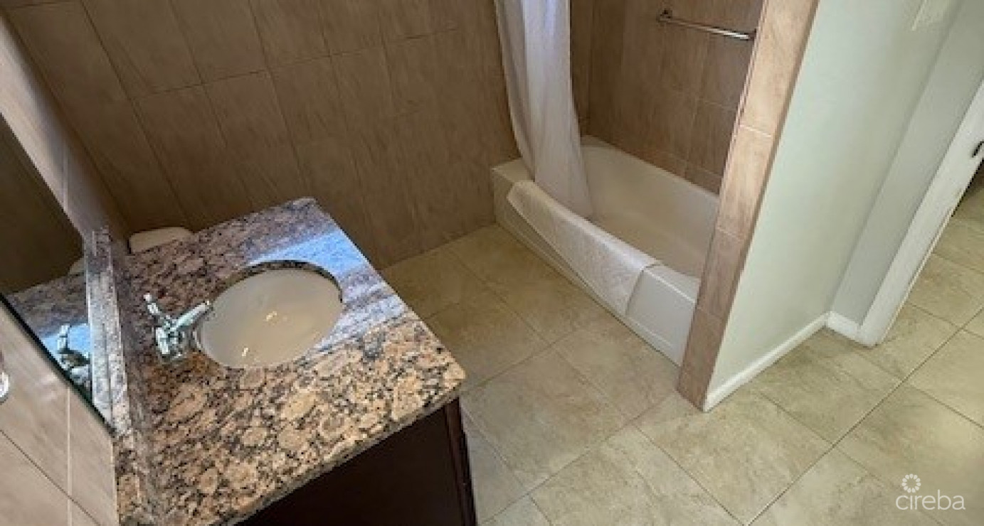 6 Bedroom Across From Beautiful Breakers Beach