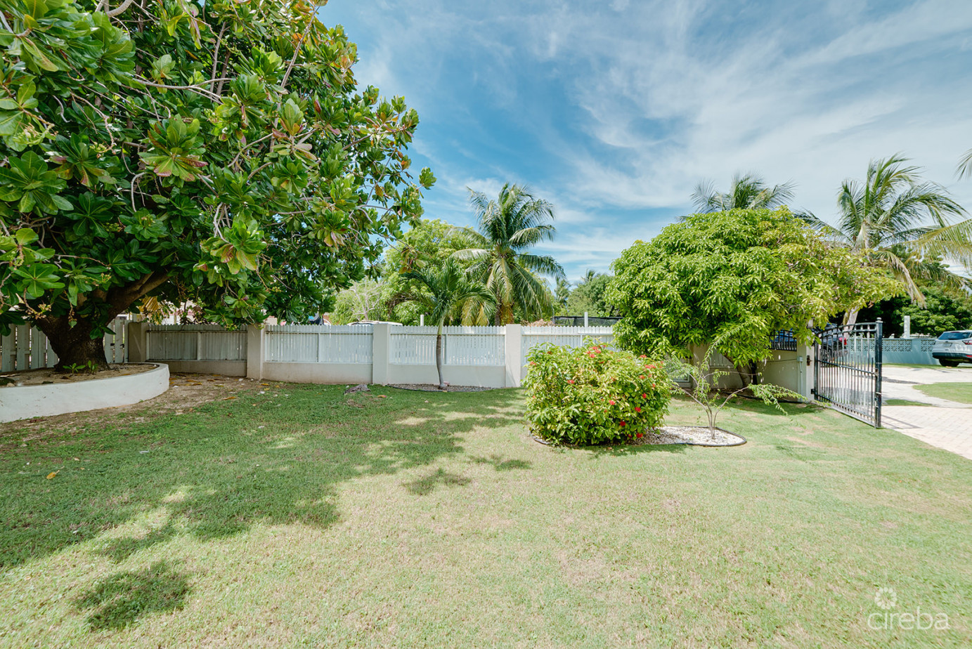 3-bedroom Family Home On An Expansive 0.3411 Acre Lot In West Bay