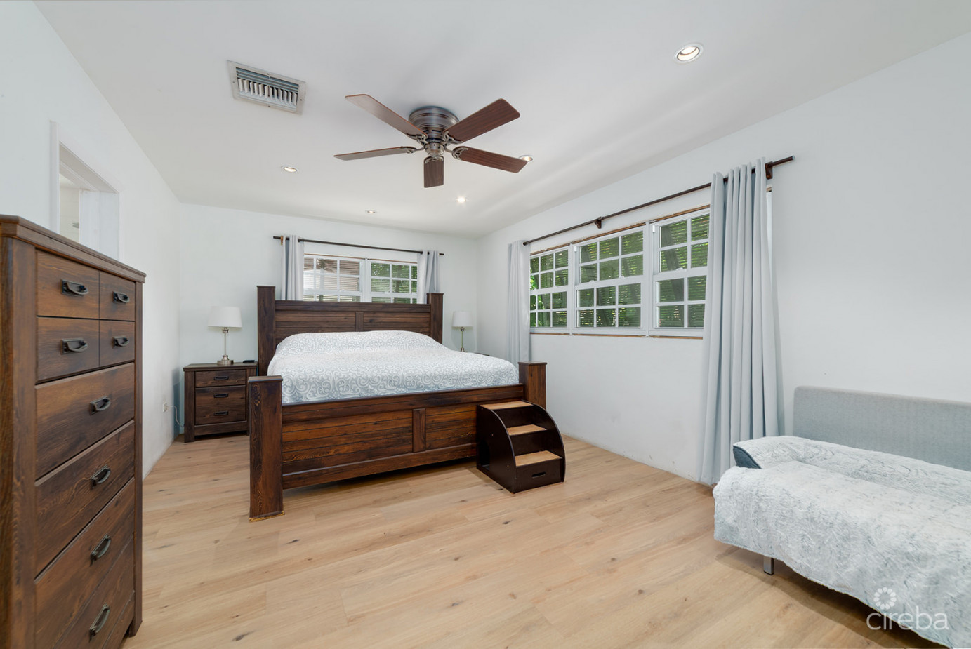 3-bedroom Family Home On An Expansive 0.3411 Acre Lot In West Bay