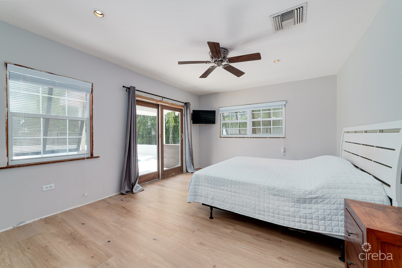 3-bedroom Family Home On An Expansive 0.3411 Acre Lot In West Bay