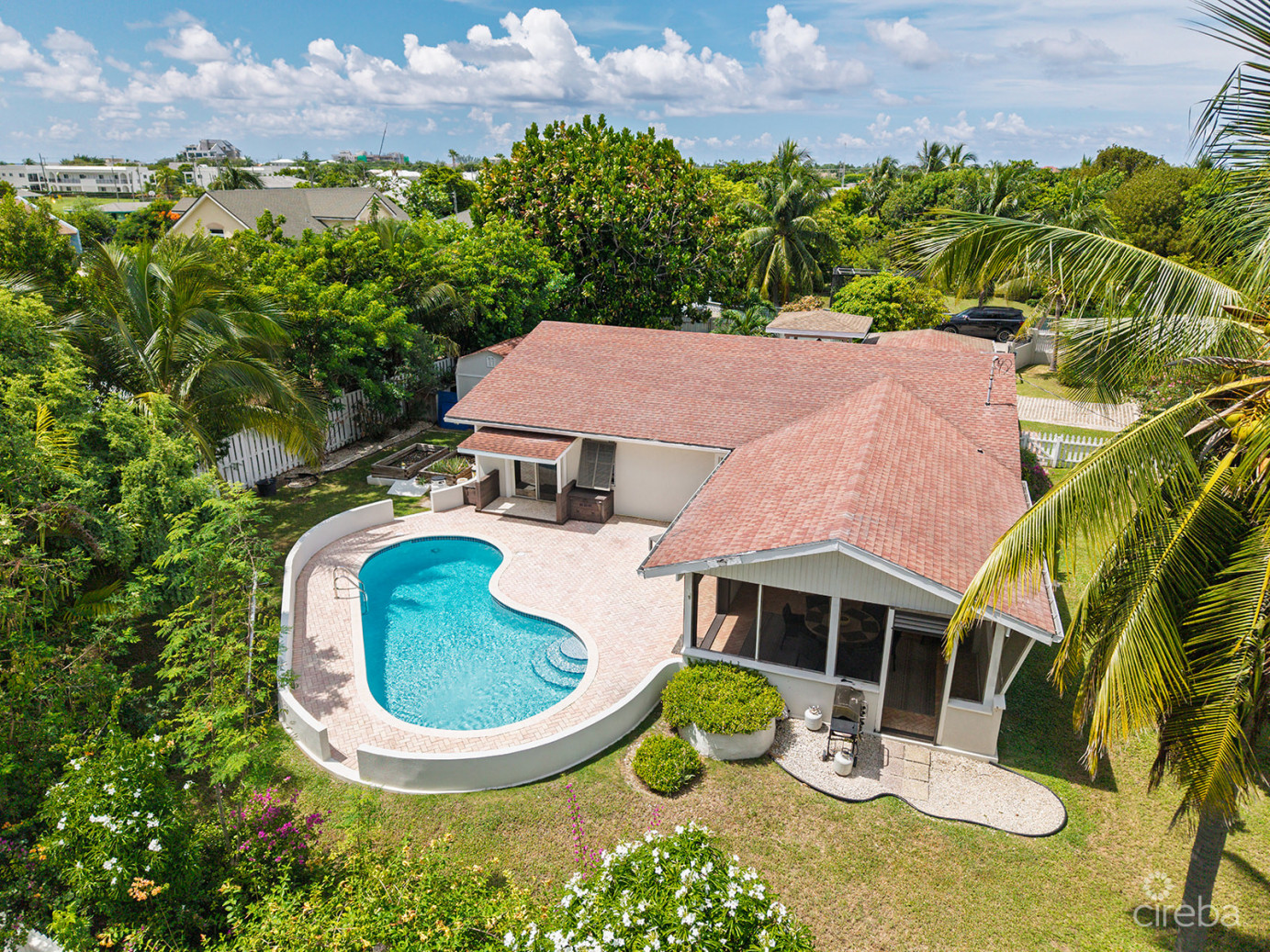 3-bedroom Family Home On An Expansive 0.3411 Acre Lot In West Bay