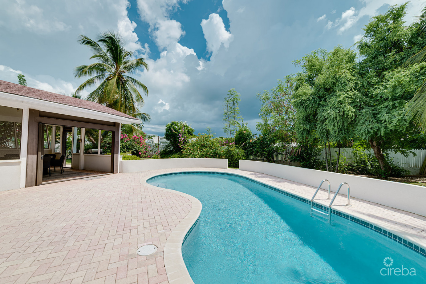 3-bedroom Family Home On An Expansive 0.3411 Acre Lot In West Bay