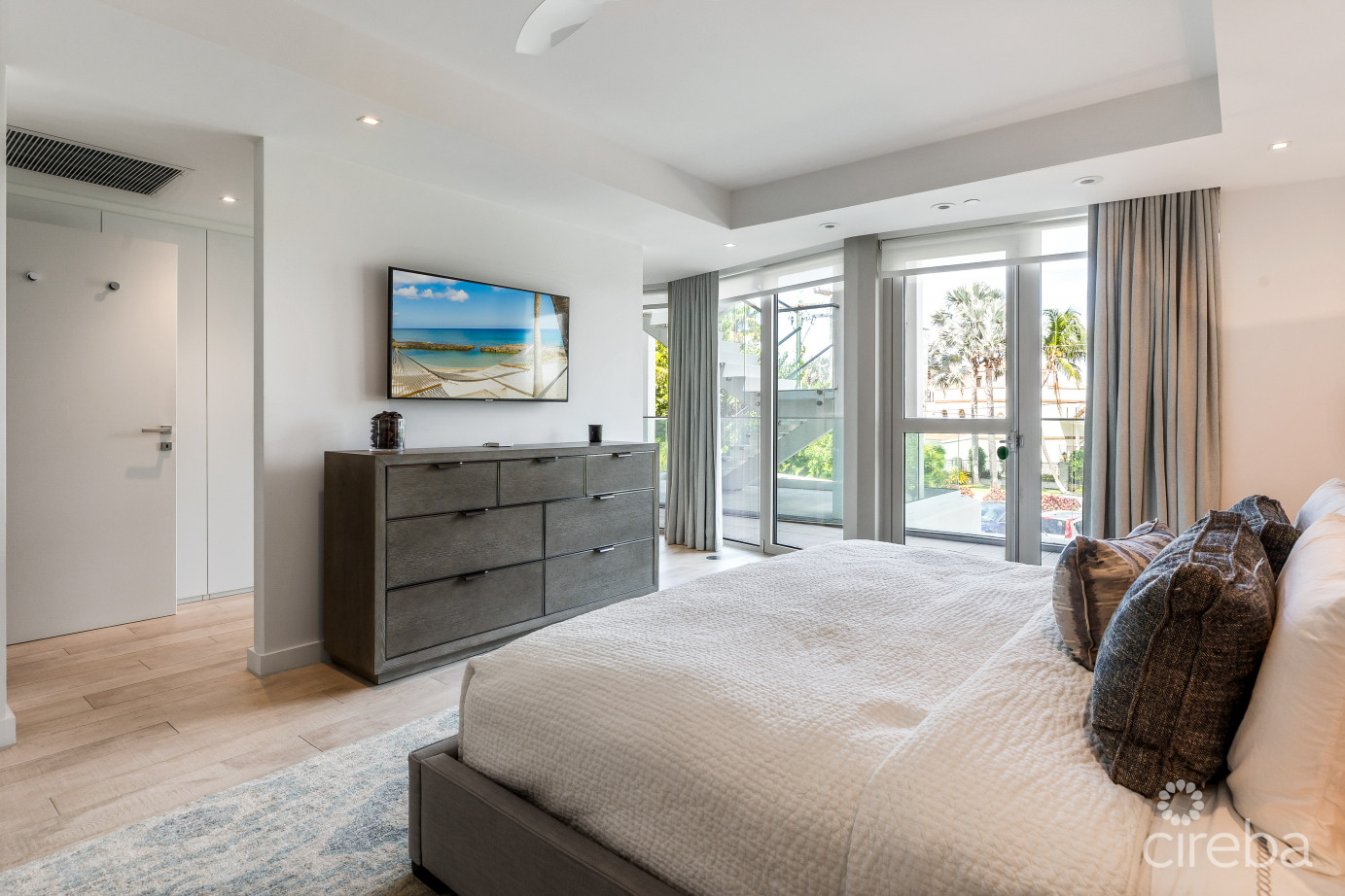 Tides -  Beachfront, Luxury 4 Bedroom Condo With Terrace