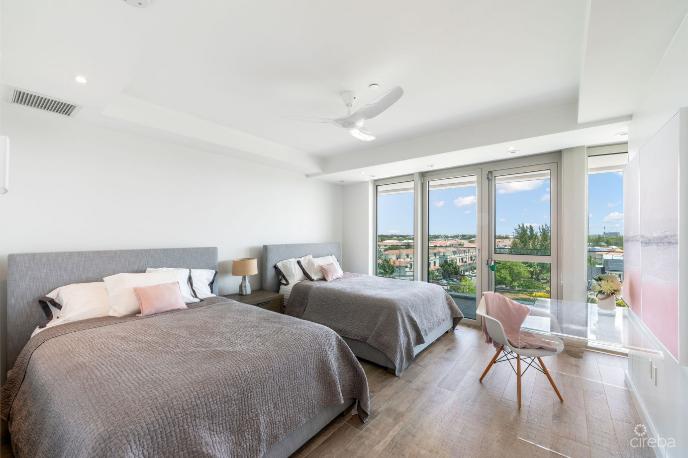 Luxury Beachfront Penthouse 2 Bed/2.5 Bath South Sound