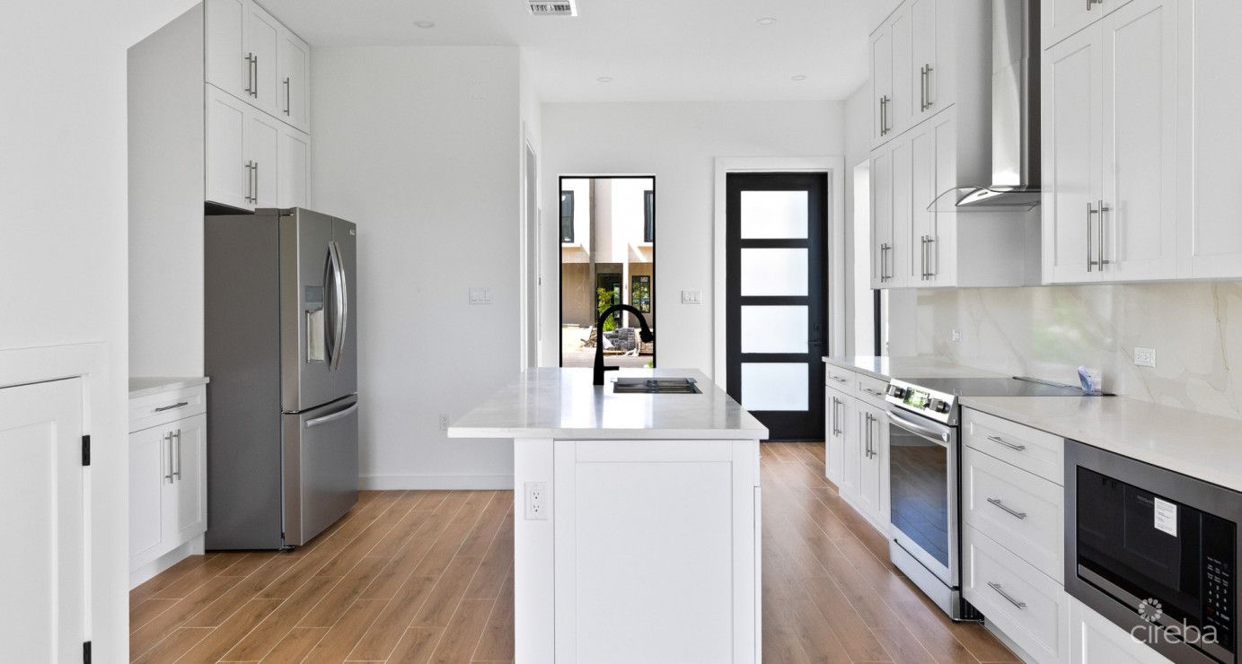 6 Priv, South Sound  Upgraded 2-bed/2.5-bath Pool View End Unit