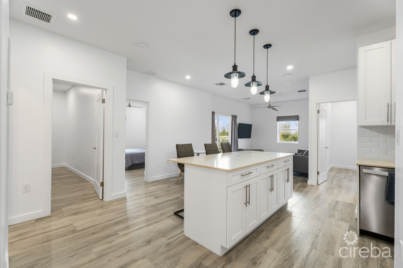 19 North 3 Bed Corner Unit With Lake View