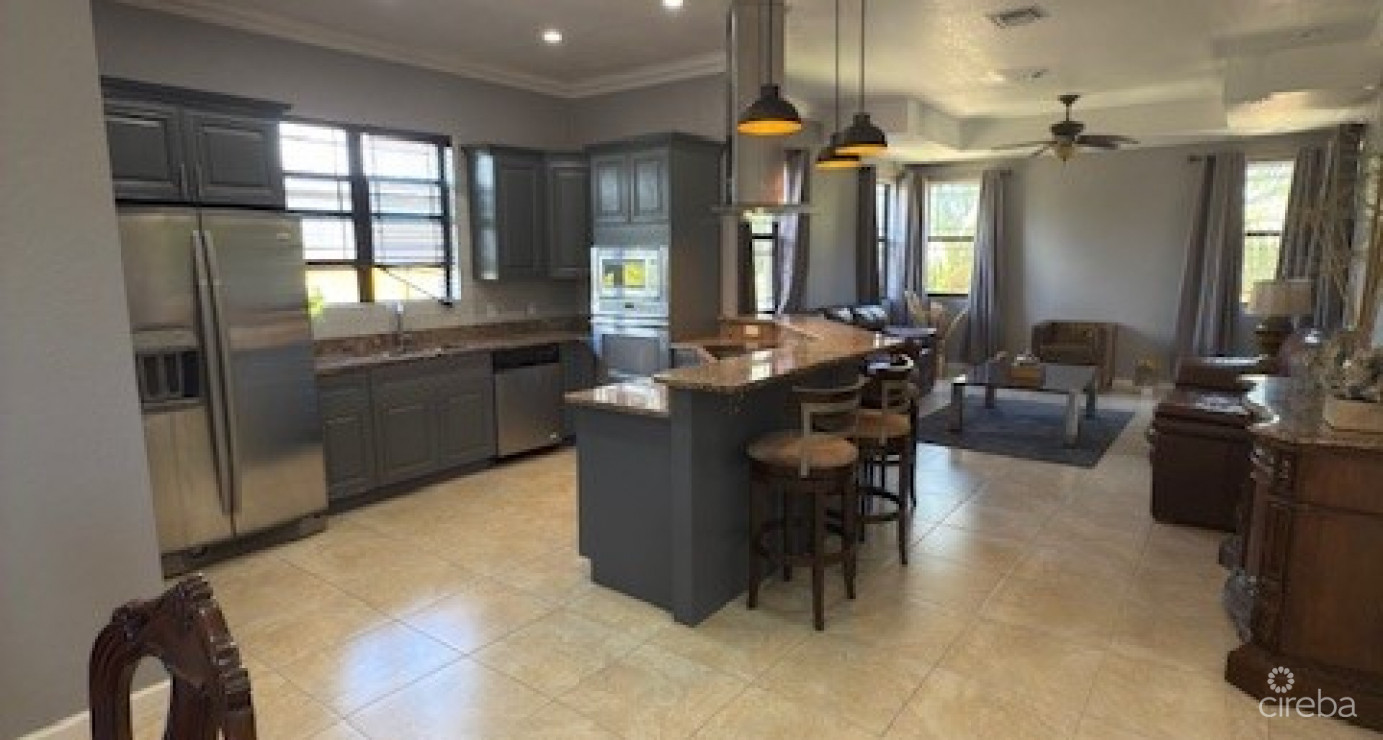 6 Bedroom Across From Beautiful Breakers Beach