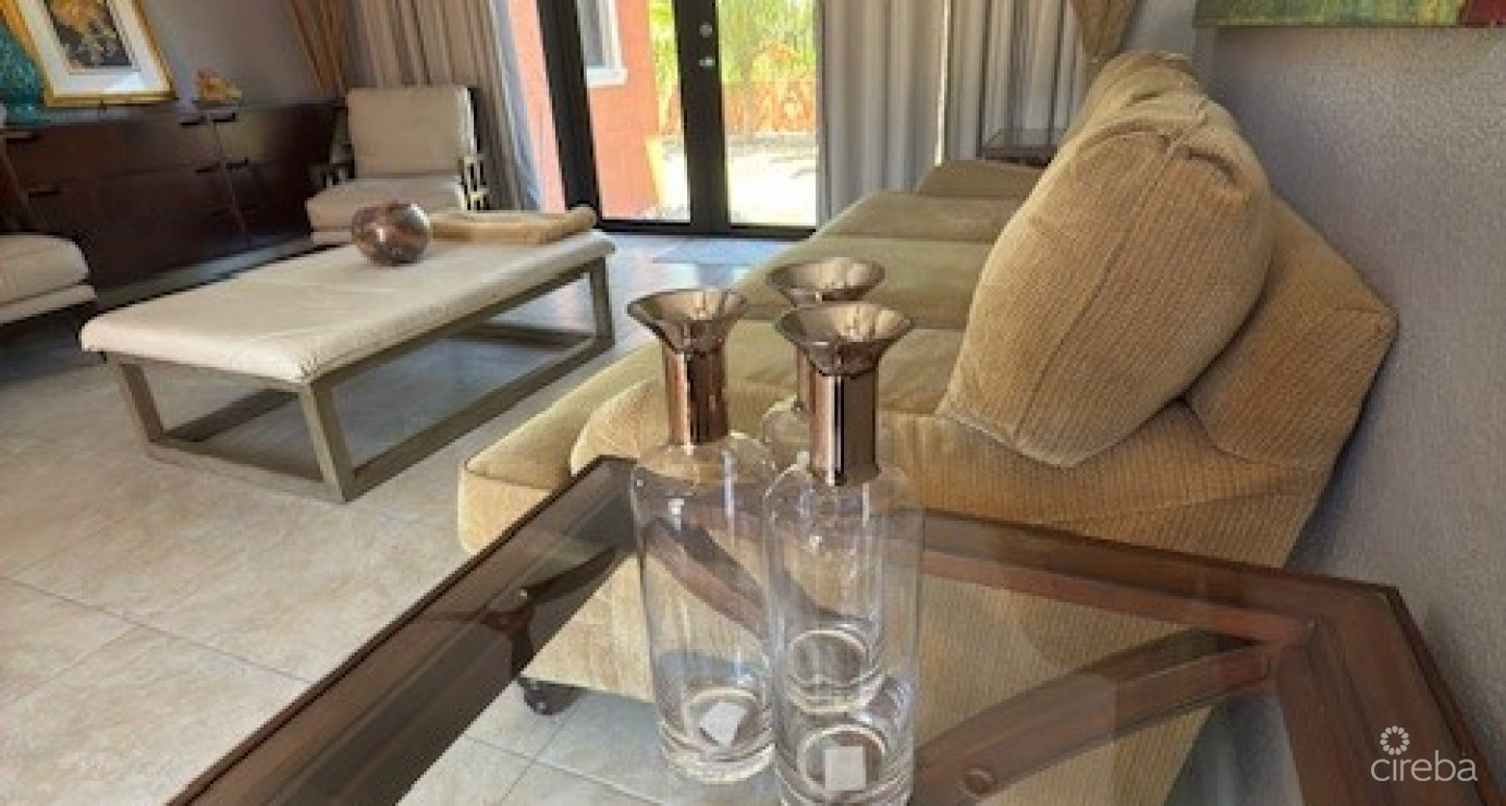 6 Bedroom Across From Beautiful Breakers Beach