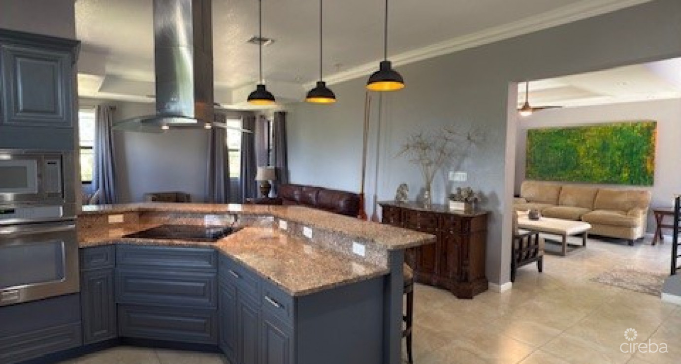 6 Bedroom Across From Beautiful Breakers Beach