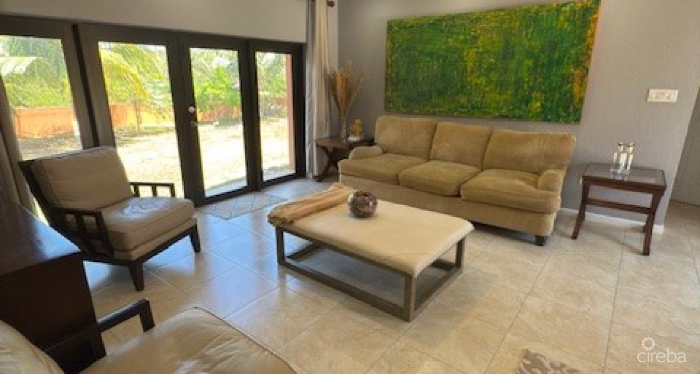 6 Bedroom Across From Beautiful Breakers Beach